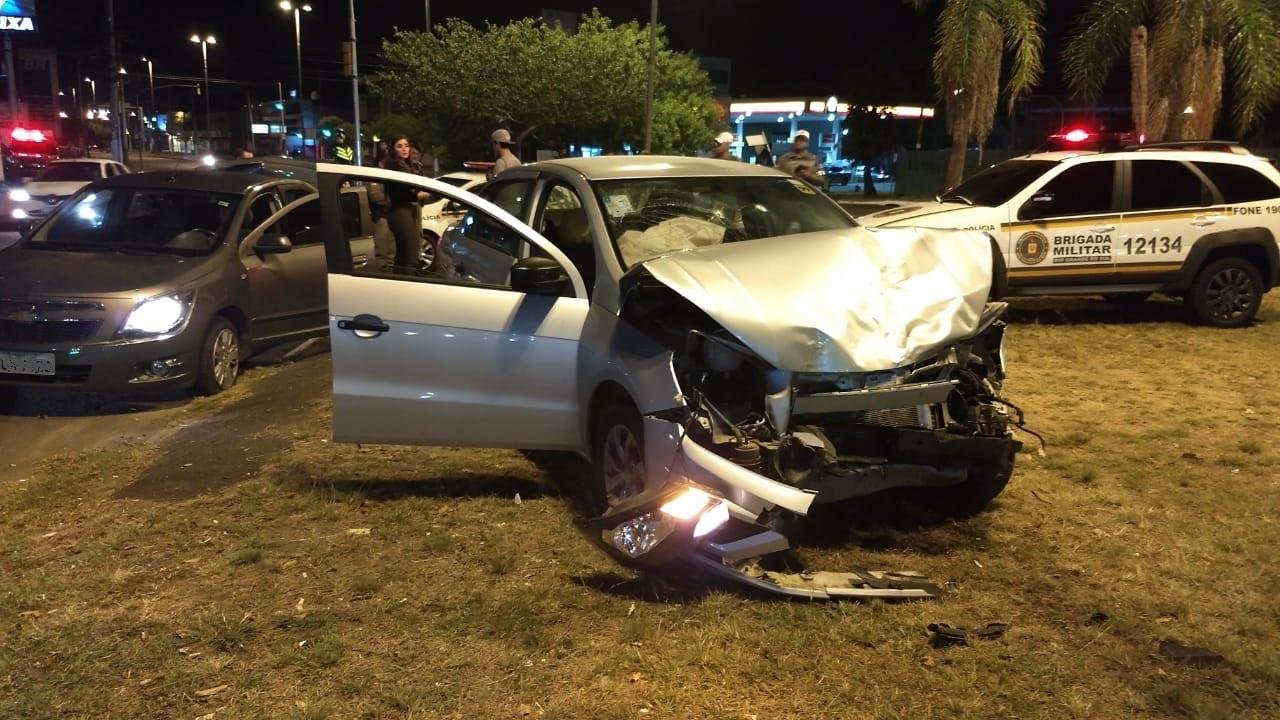 Volkswagen Voyage, levado de um motorista de aplicativo, colidiu em um Chevrolet Cobalt