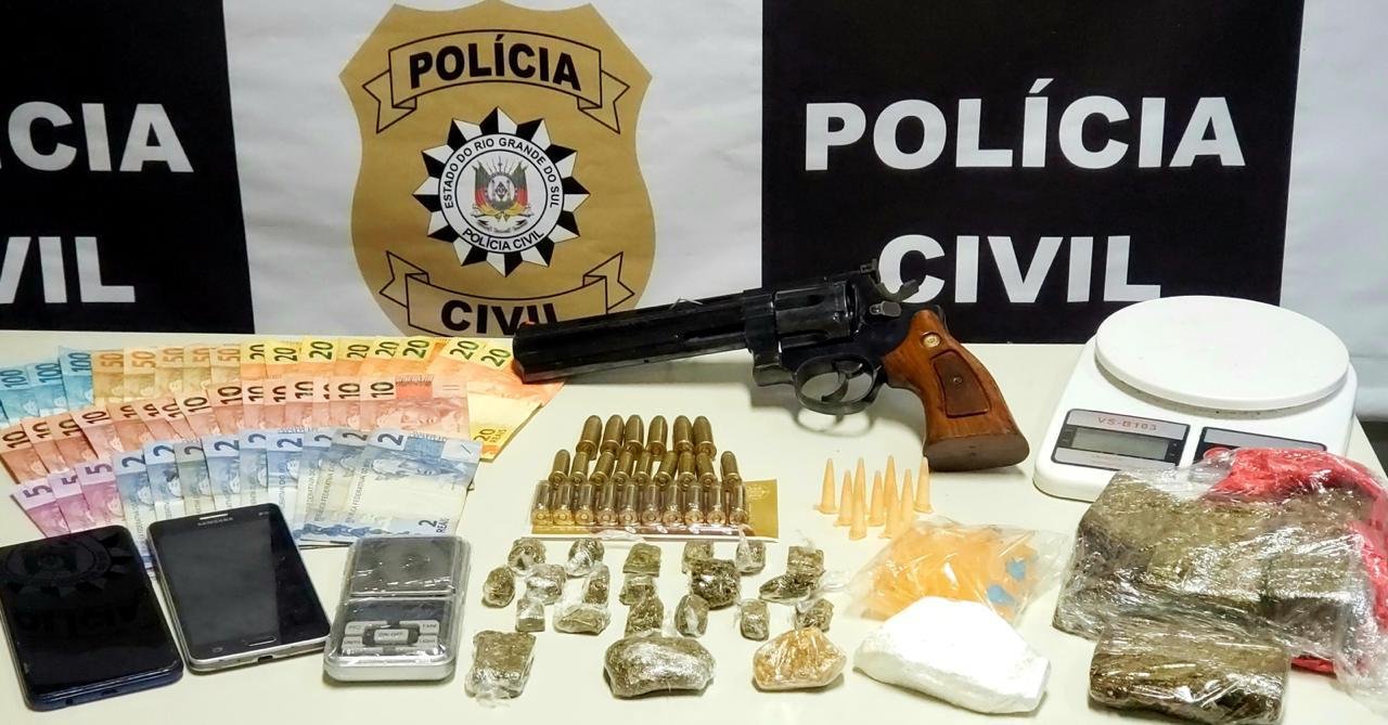 Rev&oacute;lver de uso restrito, drogas, dinheiro est&atilde;o entre o material apreendido