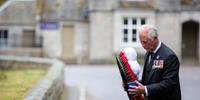 Príncipe Charles homenageia vítimas da Segura Guerra em memorial