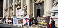Grupo de pequenos agricultores protestou, nesta sexta-feira, em frente ao Palácio Piratini