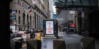 Nova York ainda tem ruas vazias por conta do distanciamento social