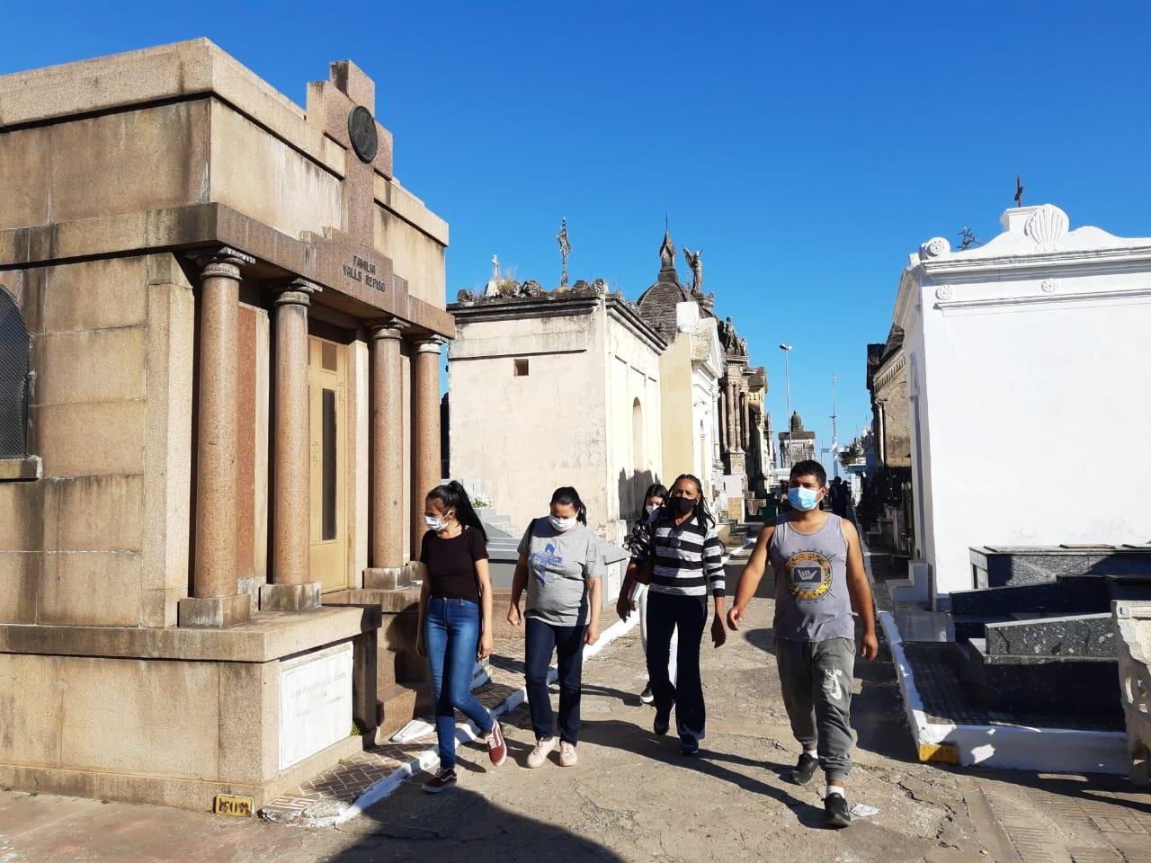 Visitantes de cemit&eacute;rio de Uruguaiana s&oacute; puderam entrar no local com equipamentos de prote&ccedil;&atilde;o