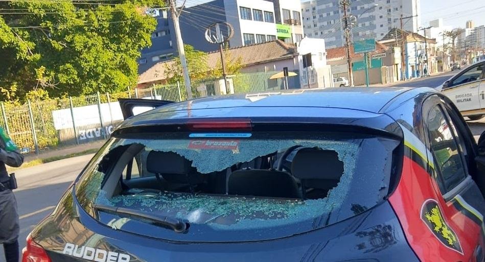 Ve&iacute;culo da empresa vigil&acirc;ncia ficou com as marcas do confronto entre bandidos e brigadianos