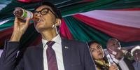 Presidente de Madagascar bebe a Covid Organics