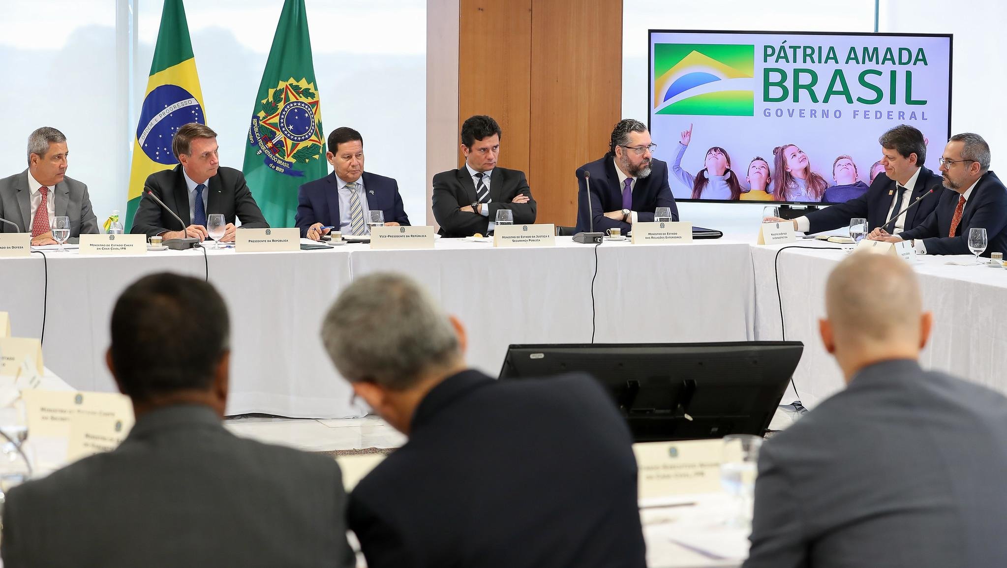 V&iacute;deo da reuni&atilde;o ministerial de 22 de abril foi reproduzido e seria devastador a Bolsonaro