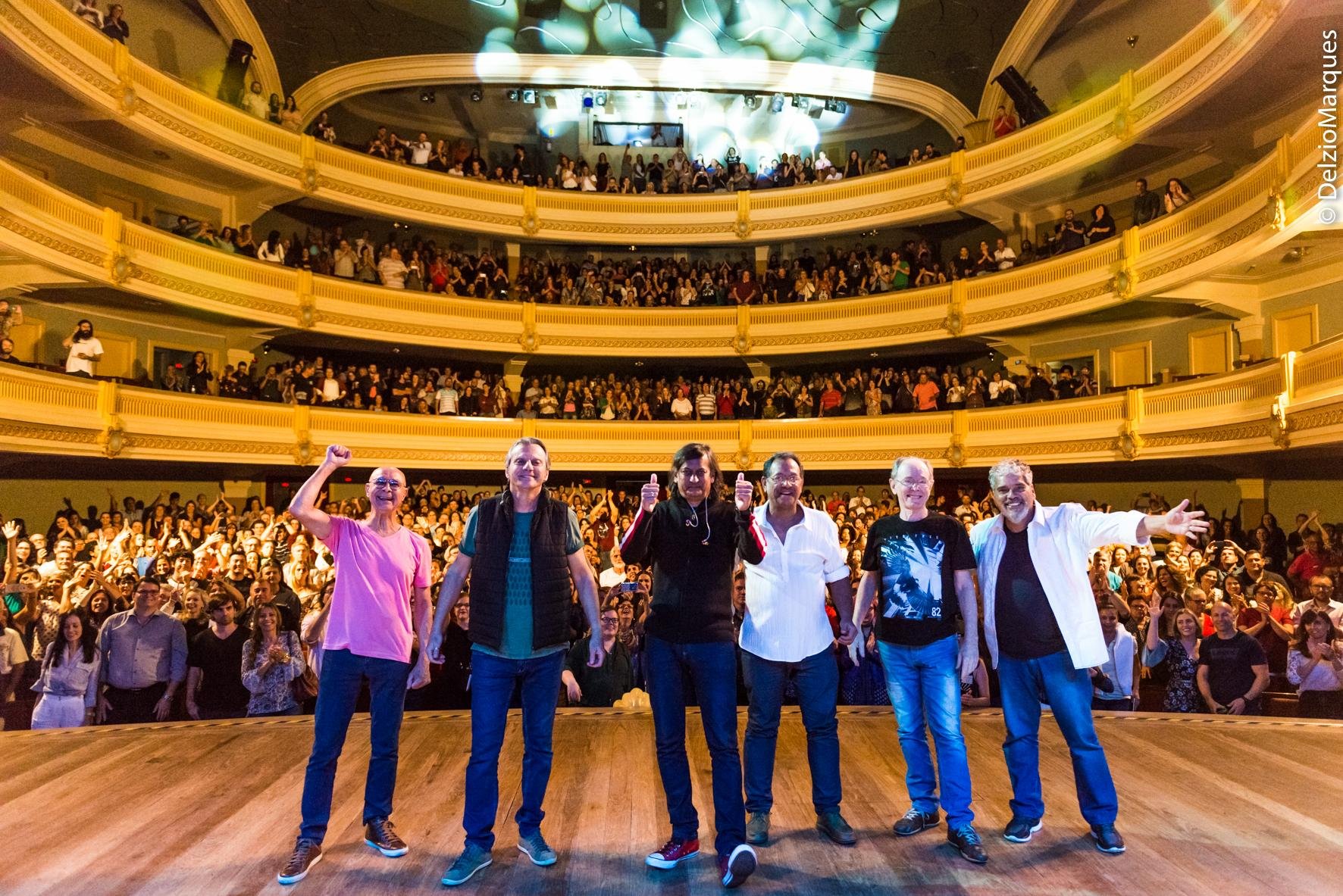 Integrantes do 14 Bis durante show no Teatro Coliseu, em Santos, que vai virar CD e DVD ao vivo, a ser lan&ccedil;ado no segundo semestre