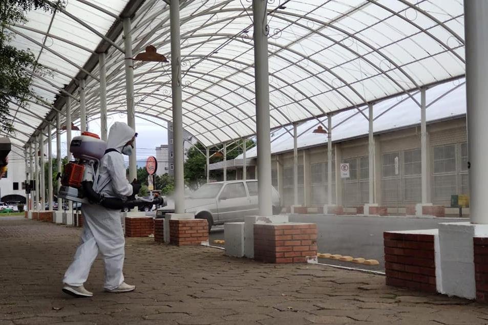 A cidade j&aacute; passou por a&ccedil;&otilde;es de sanitiza&ccedil;&atilde;o nas ruas e locais de maior circula&ccedil;&atilde;o de pessoas