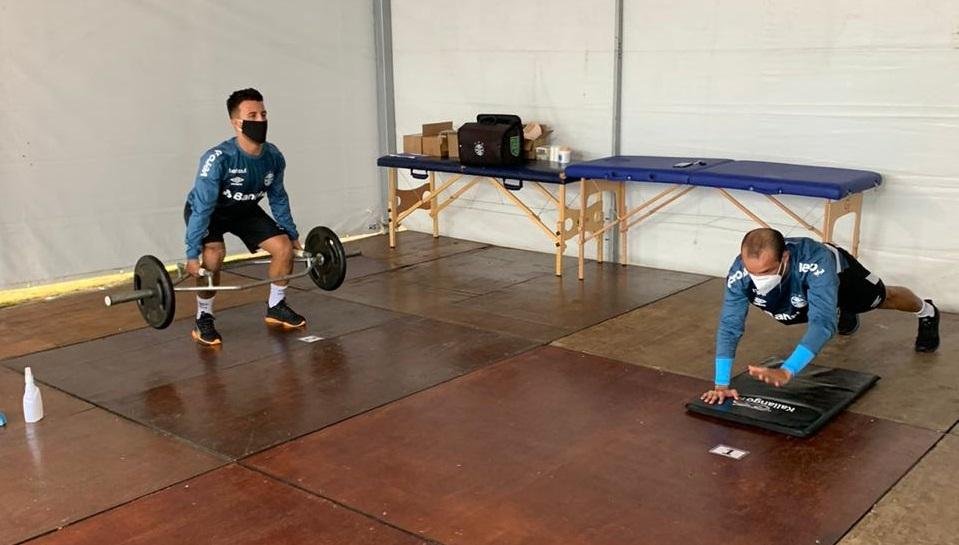 Usando m&aacute;scaras e cuidando da higiene dos equipamentos, jogadores do Gr&ecirc;mio voltaram a fazer exerc&iacute;cios de muscula&ccedil;&atilde;o