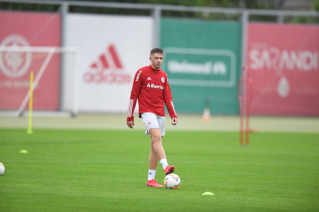 Jogadores do Inter voltaram a trabalhar com bola, mas mantendo o distanciamento para evitar a propaga&ccedil;&atilde;o da Covid-19