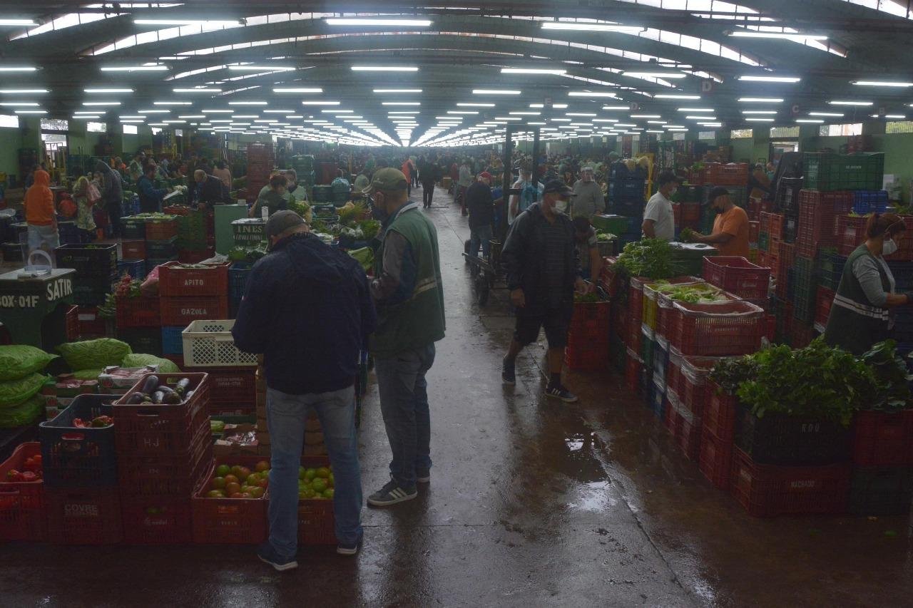 Ceasa teve movimento intenso nesta quarta-feira, mesmo com chuva