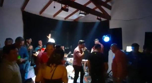 Festa reuniu aproximadamente cem pessoas no fim de semana