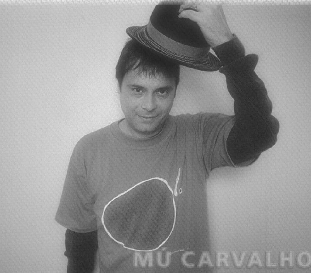 O artista M&uacute; Carvalho &eacute; a atra&ccedil;&atilde;o desta sexta-feira do festival "Correio do Povo ao Vivo L&aacute; em Casa", &agrave;s 18h