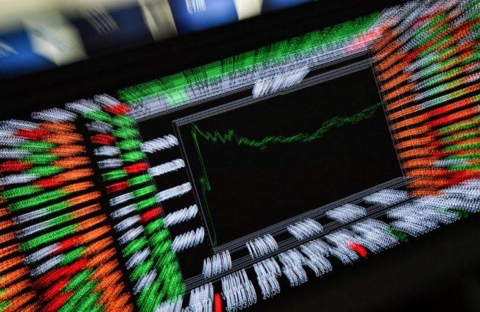 Com sa&iacute;da de Nelson Teich, bolsa registra queda