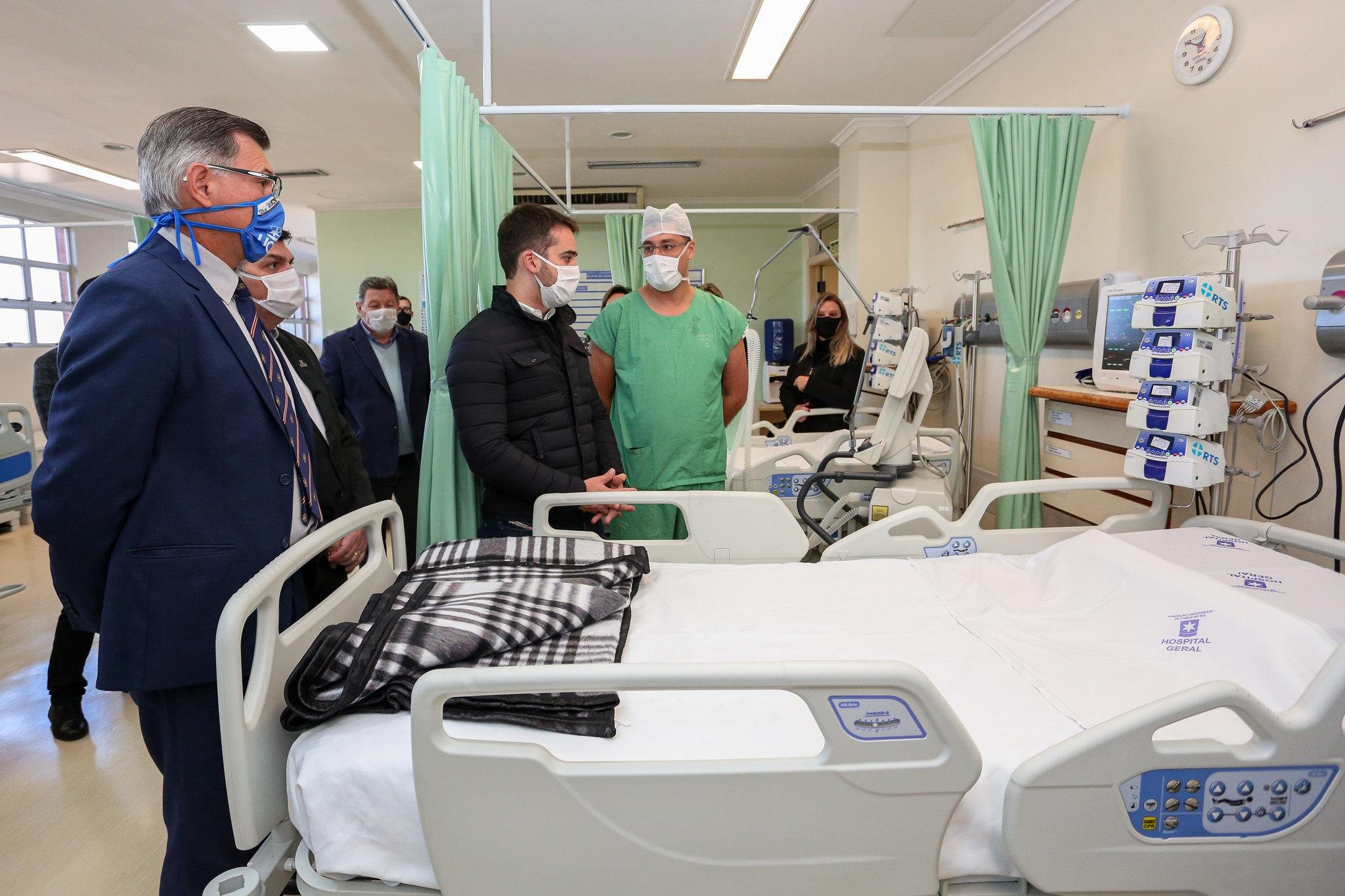 Eduardo Leite acompanhou entrega de novos leitos no Hospital Geral de Caxias do Sul