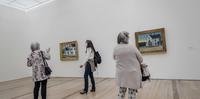 Visitantes contemplando a obra de Edward Hopper
