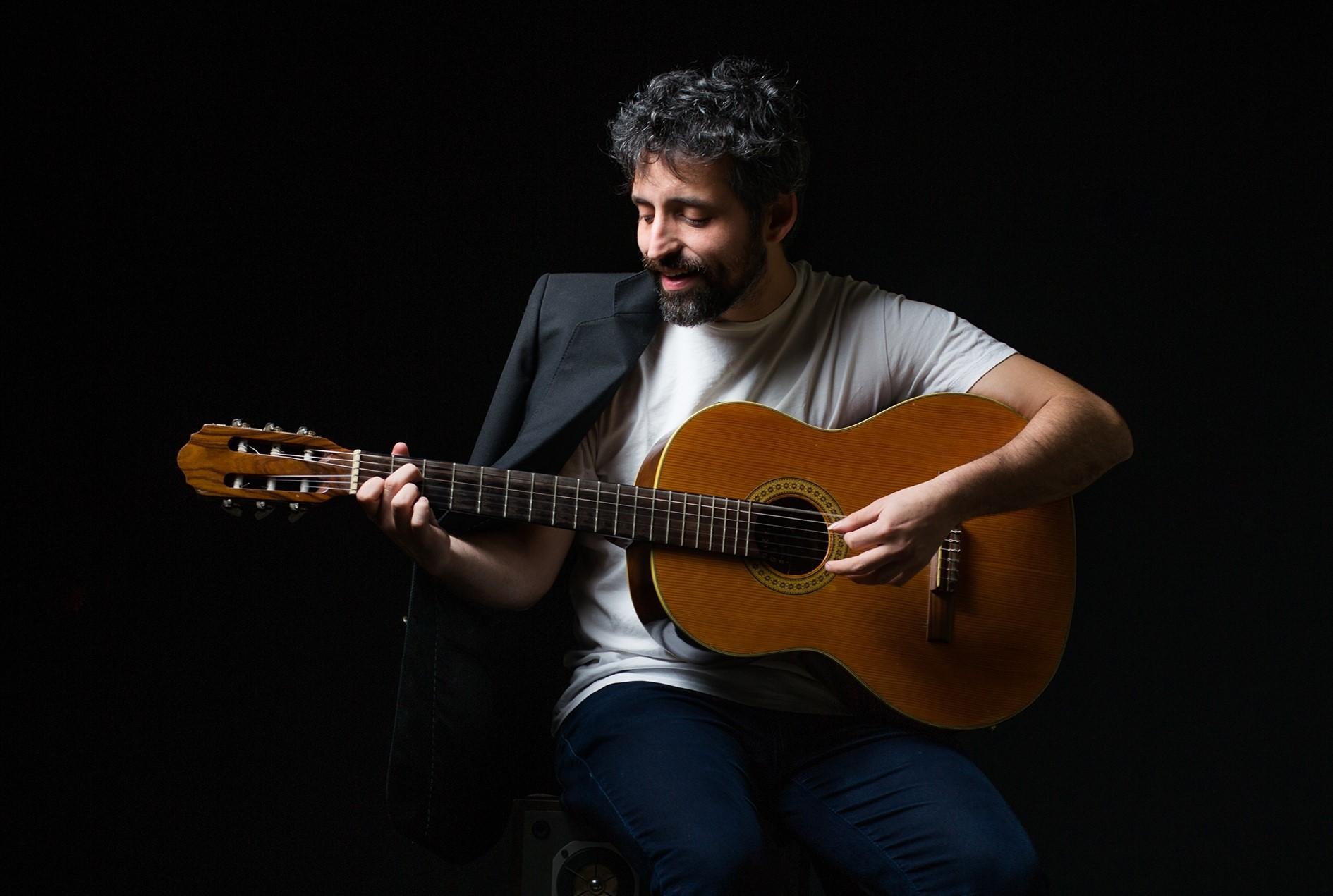 M&uacute;sico Paulinho Parada faz live beneficente com Gabriela Nascimento