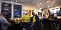 Torcedores do Borussia assistem ao jogo em um bar em Dortmund