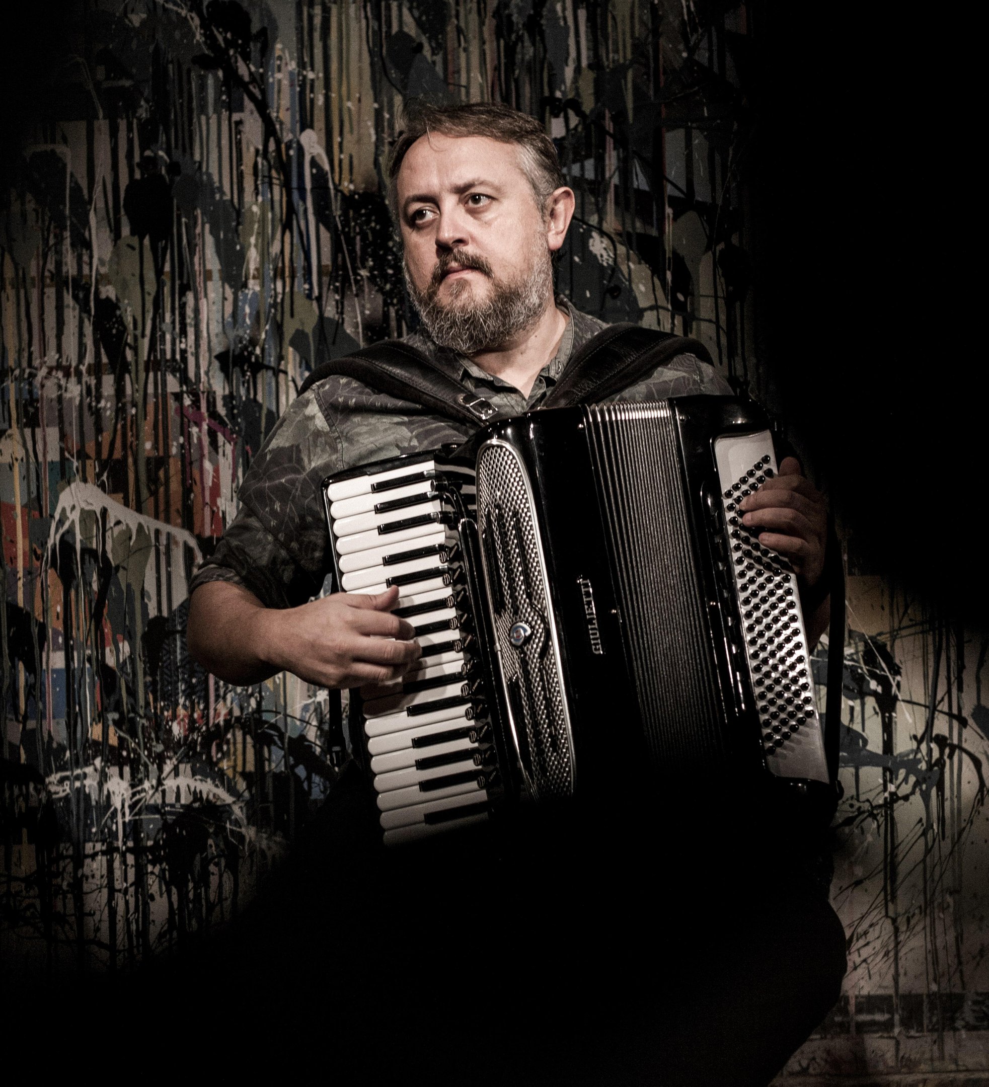 Acordeonista ga&uacute;cho Beb&ecirc; Kramer e o seu novo disco s&atilde;o objetos do document&aacute;rio da Audio Porto