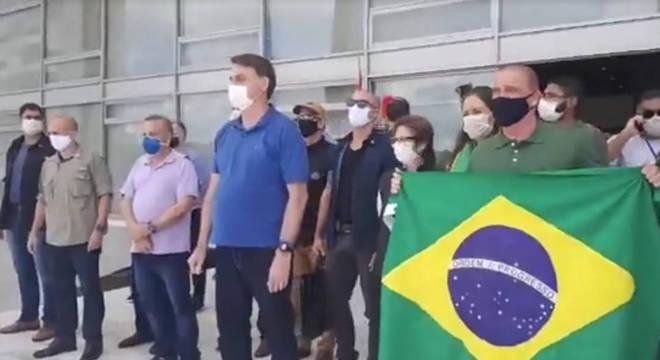 Bolsonaro estava de m&aacute;scara, assim como os ministros e as pessoas que o acompanhavam na porta do Pal&aacute;cio do Planalto