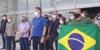 Bolsonaro estava de máscara, assim como os ministros e as pessoas que o acompanhavam na porta do Palácio do Planalto