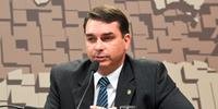 Senador exonerou Queiroz e filha de gabinete às vésperas do segundo turno