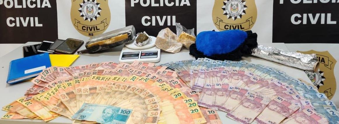 Houve a apreens&atilde;o de dois quilos de crack, maconha, balan&ccedil;a de precis&atilde;o, caderno com as anota&ccedil;&otilde;es cont&aacute;beis do narcotr&aacute;fico e R$ 4.430,00 em dinheiro