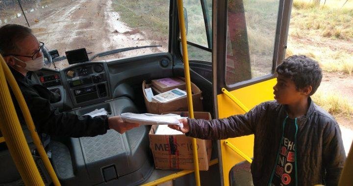 Alunos de escolas rurais recebem as tarefas em casa, com a ajuda dos motoristas do transporte escolar