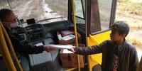 Alunos de escolas rurais recebem as tarefas em casa, com a ajuda dos motoristas do transporte escolar