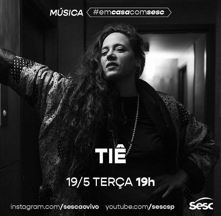 Ti&ecirc; embala a noite ao lado do m&uacute;sico Andr&eacute; Henrique, no teclado. O show come&ccedil;a &agrave;s 19h e faz parte do projeto #EmCasaComSesc