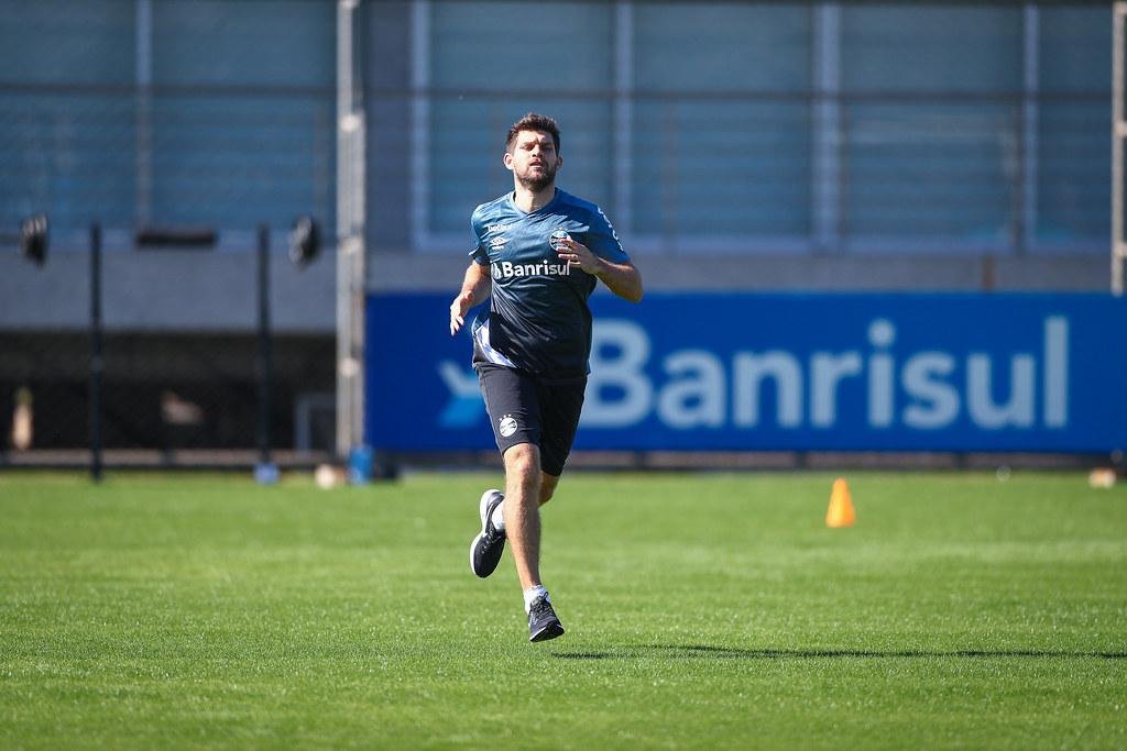 Jogadores do Gr&ecirc;mio seguiram rotina de treinos com uma s&eacute;rie de corridas no CT na manh&atilde; desta quarta-feira