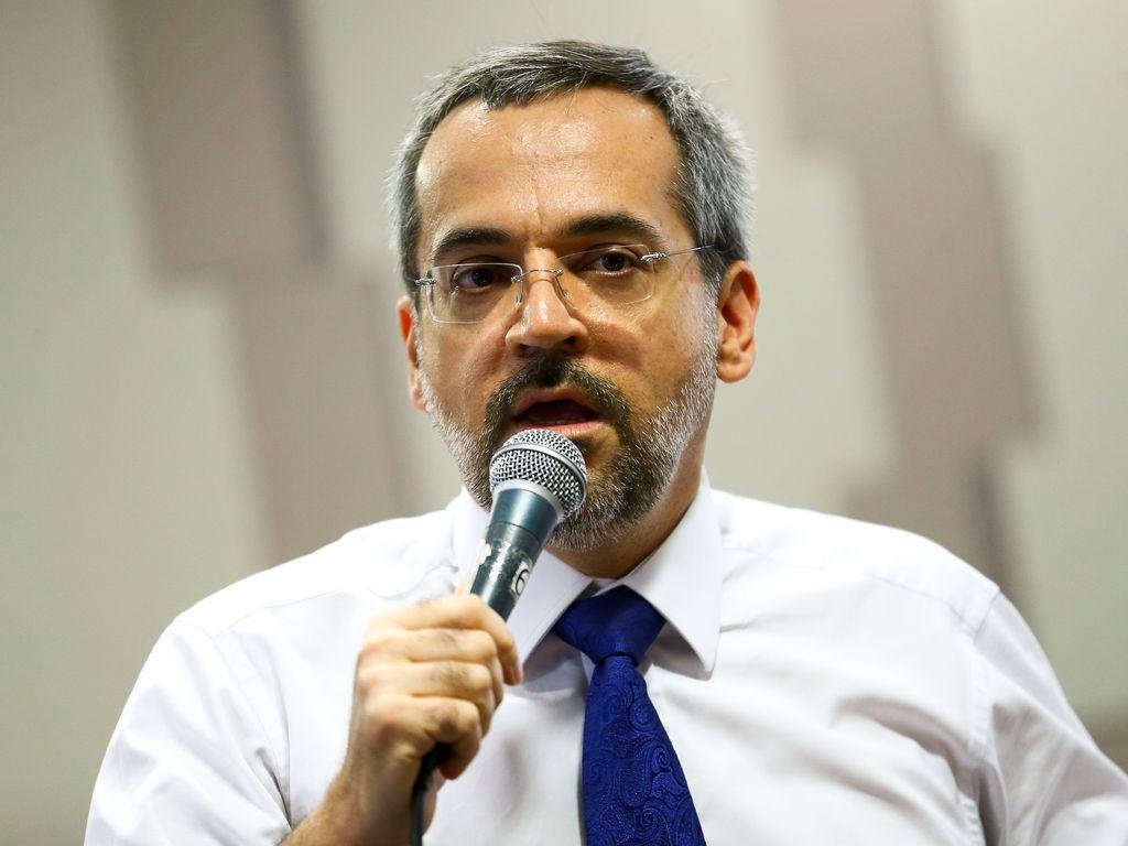 Ministro da Educa&ccedil;&atilde;o sugere que Enem seja adiado por um ou dois meses