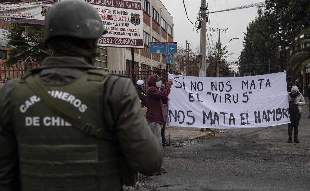 "Se o v&iacute;rus n&atilde;o nos matar, a fome nos matar&aacute;", diz cartaz dos manifestantes