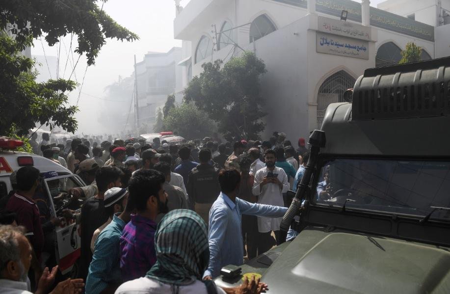 Avi&atilde;o caiu em &aacute;rea residencial de Karachi
