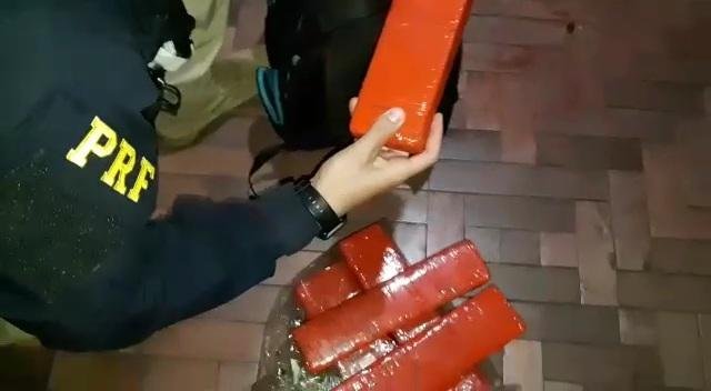 Entorpecentes foram encontrados escondidos na mochila do passageiro