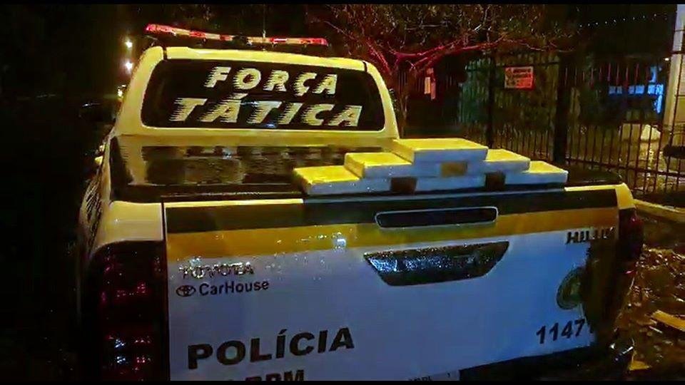 Policias da BM suspeitaram do ve&iacute;culo, mas o condutor fugiu e acabou chocando o carro contra um poste