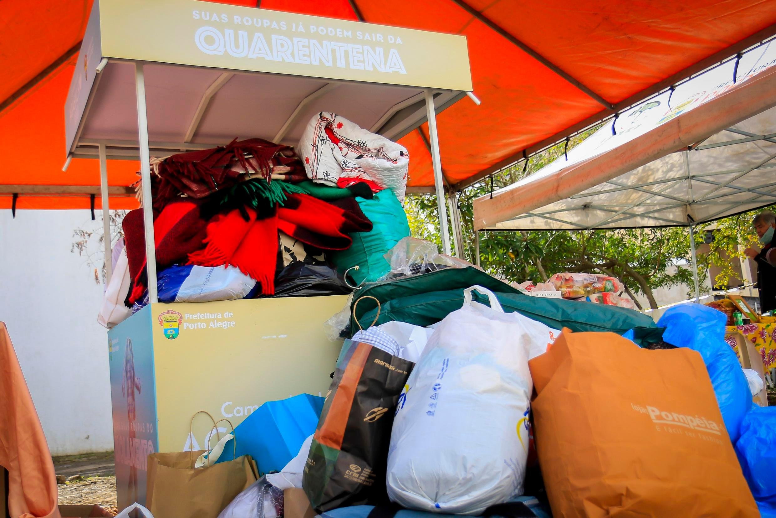 Um drive-thru solid&aacute;rio foi realizado nesse s&aacute;bado no bairro Auxiliadora, na zona Norte de Porto Alegre