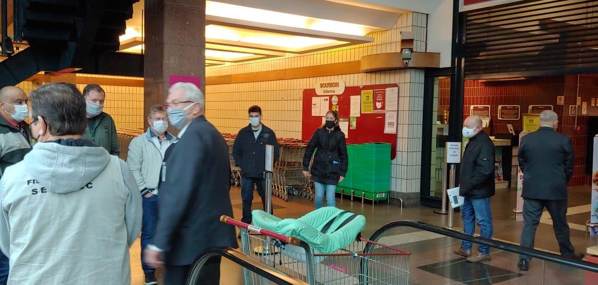 Ainda no s&aacute;bado, em nota, a assessoria do supermercado afirmou que estava operando conforme o decreto municipal
