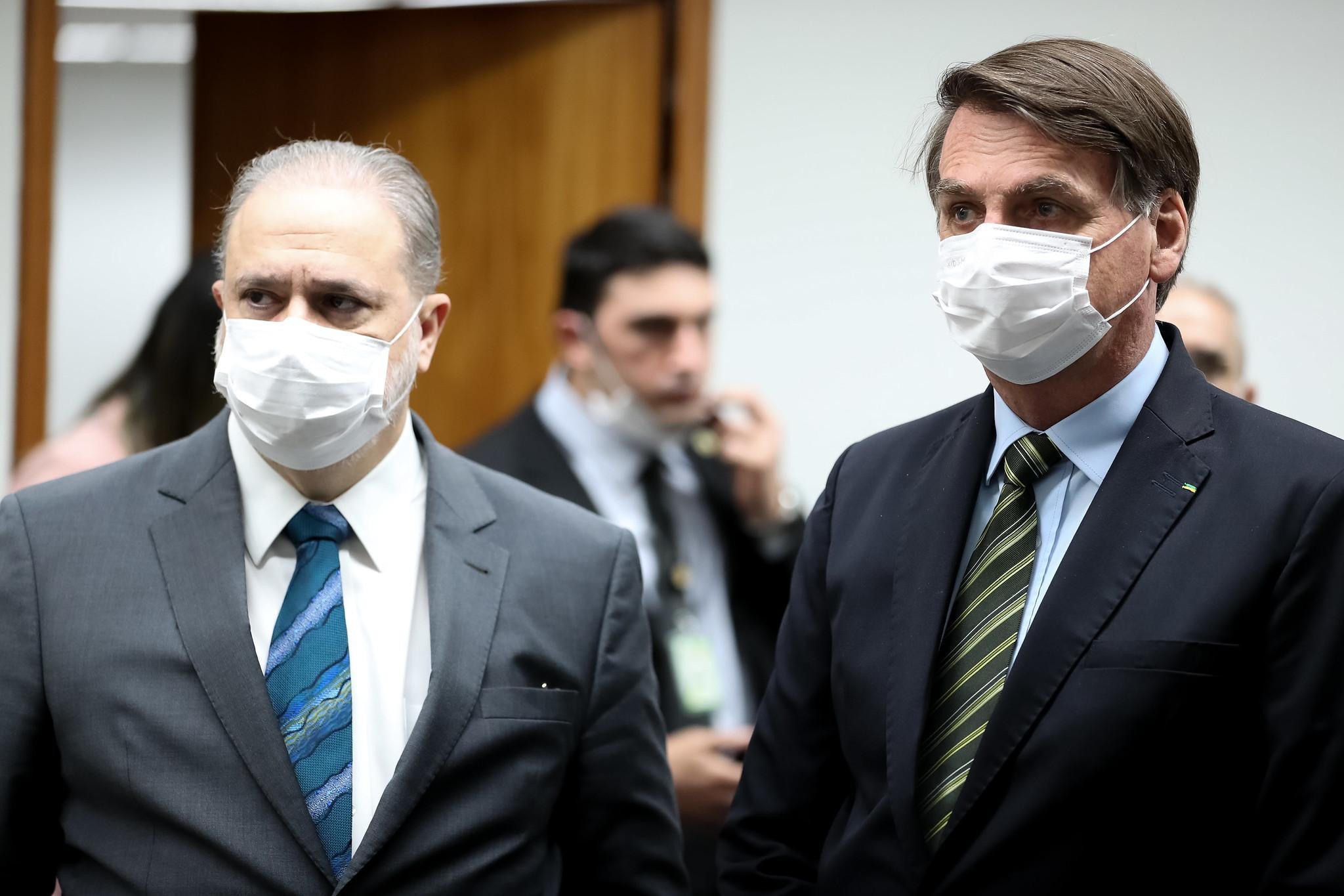 Documento critica suposto alinhamento pol&iacute;tico e excessiva proximidade entre o procurador-geral e o presidente
