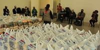 Comunidades carentes de Porto Alegre receberam doação de 830 cestas básicas