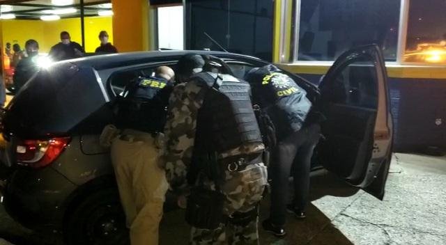 Ve&iacute;culo carregado com a droga estava chegando na cidade quando foi interceptado na rodovia