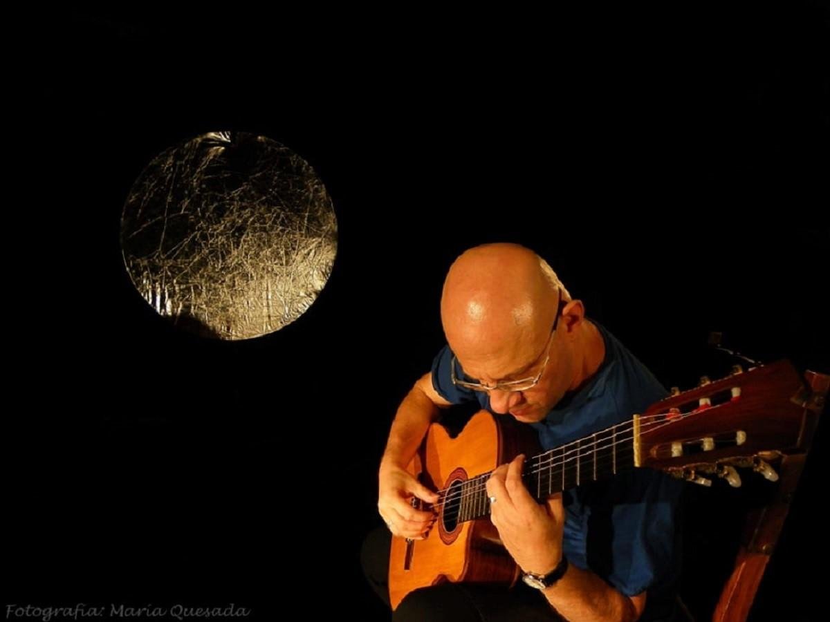 Felipe Azevedo mostra suas can&ccedil;&otilde;es e fala do filtro do seu processo criativo, denominado Viol&atilde;o com Voz. O artista se apresenta hoje, &agrave;s 18h, no "CP ao Vivo L&aacute; em Casa"