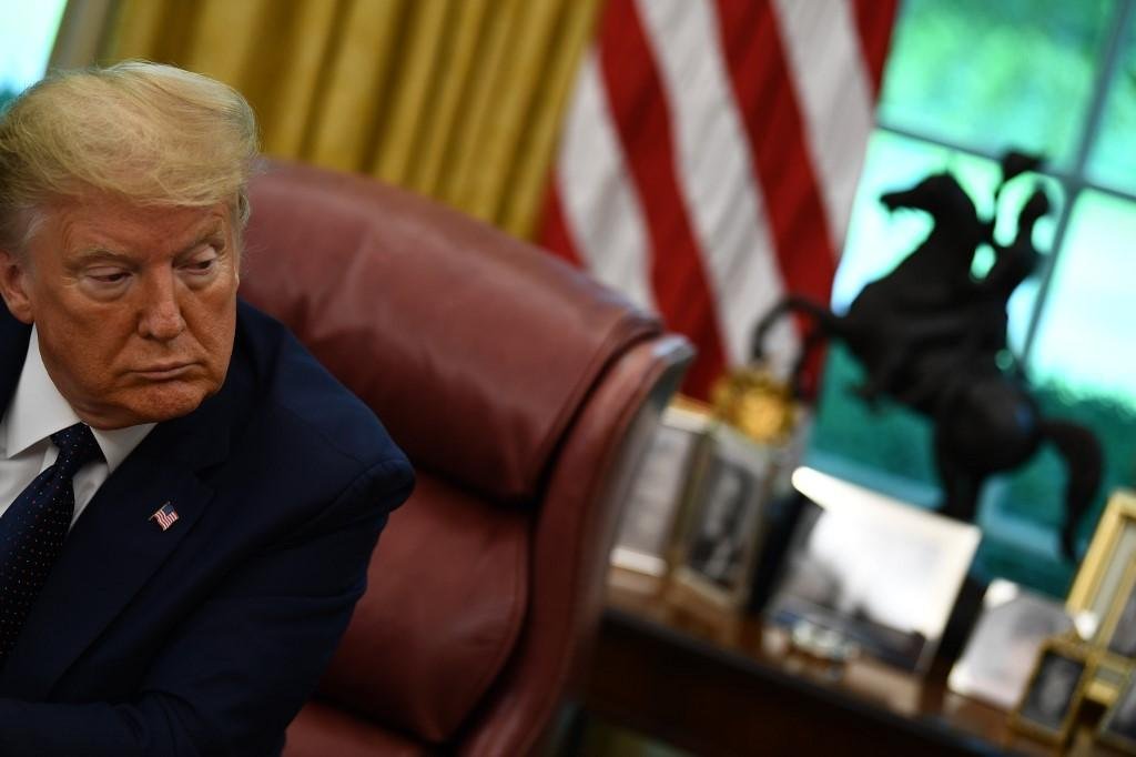 "Deus esteja com voc&ecirc;s!", escreveu Trump no Twitter