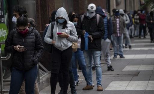 Santiago registrou longas filas com pessoas que buscavam receber seu seguro-desemprego