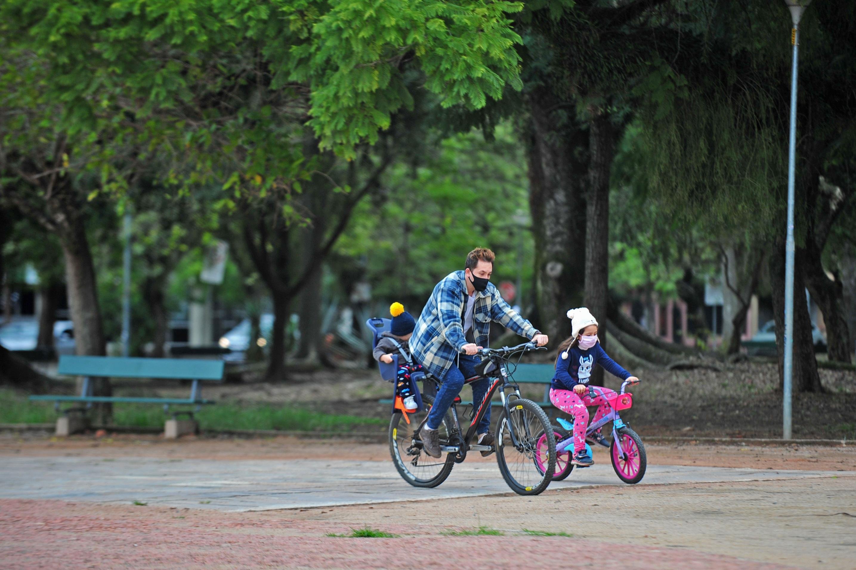 Fam&iacute;lia passeia no Parque Farroupilha.