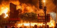 Nas duas primeiras noites, manifestantes incendiaram prédios públicos e saquearam lojas