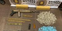 Além das armas, os policiais militares recolheram 536 cartuchos de munição, 493 pinos de cocaína e mais de dois quilos de maconha
