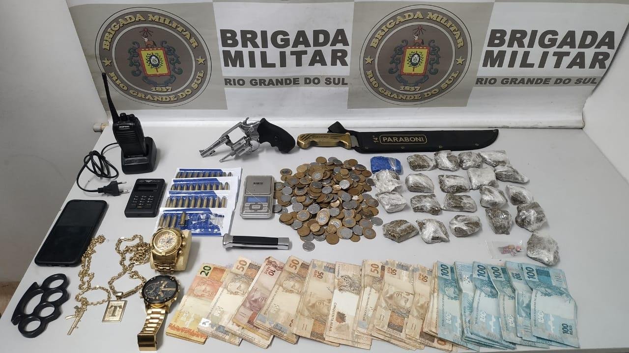 Policiais militares recolheram tamb&eacute;m um rev&oacute;lver calibre 32 com 40 muni&ccedil;&otilde;es, m&aacute;quina de cart&atilde;o de cr&eacute;dito, balan&ccedil;a de precis&atilde;o,  radiotransmissor, soqueira e fac&atilde;o