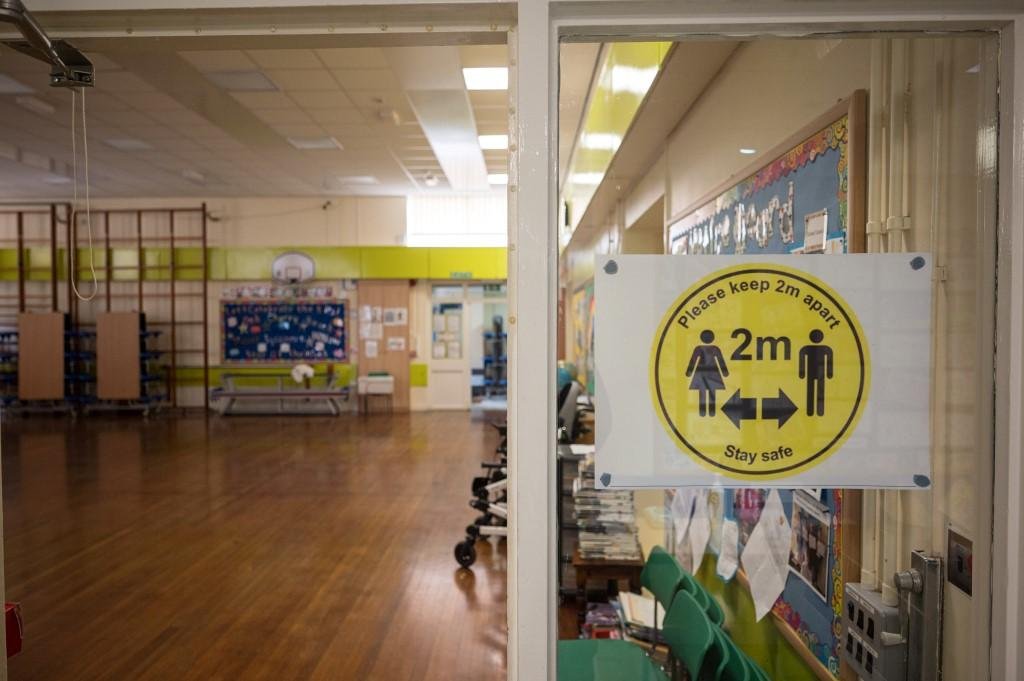 Pais s&atilde;o relutantes com reabertura de escolas na Inglaterra