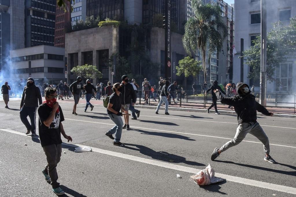 Protestos em S&atilde;o Paulo no domingo acabaram com confus&atilde;o