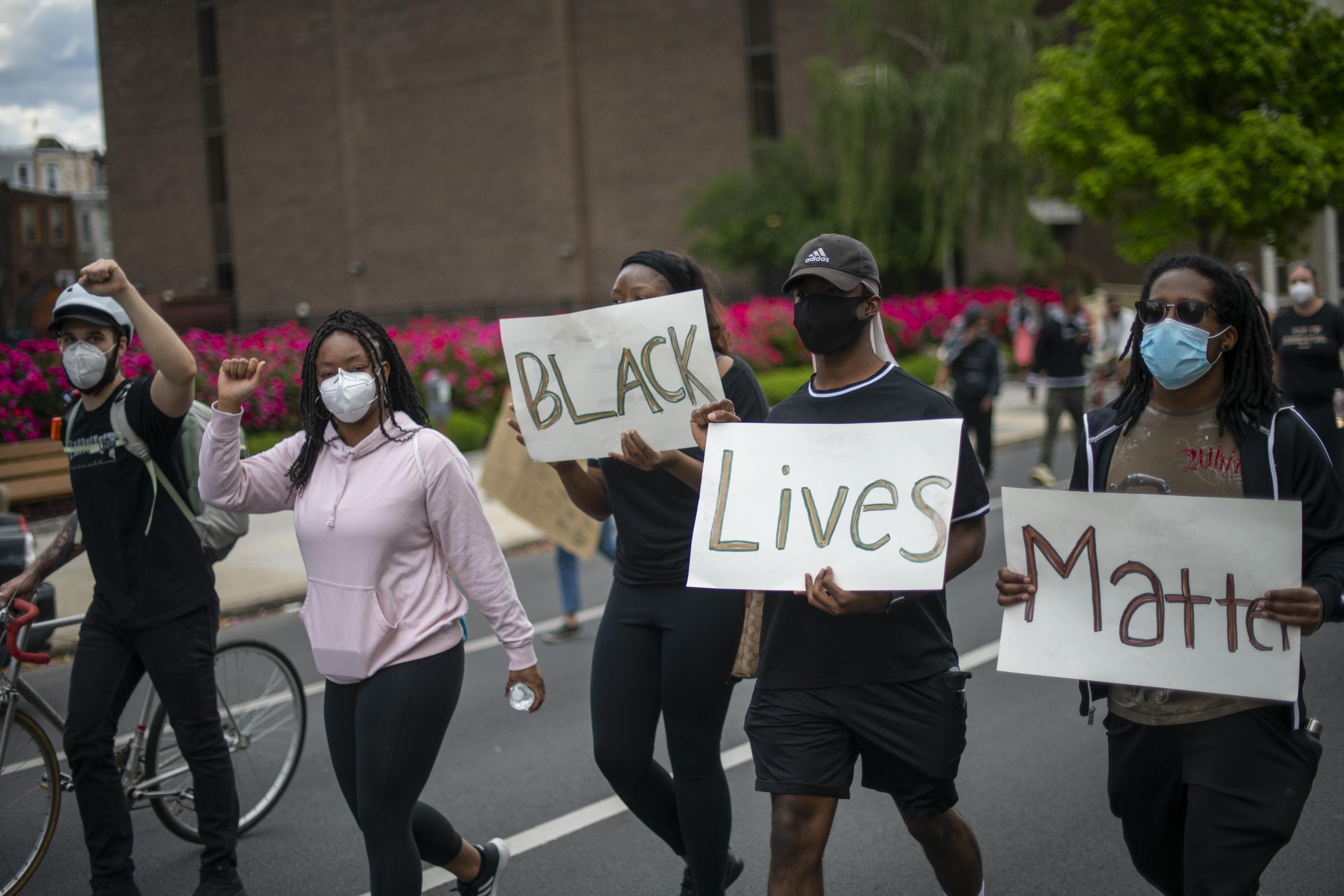 Manifestantes marcham com tr&ecirc;s cartazes dizendo "BLACK Lives Matter", depois a agita&ccedil;&atilde;o generalizada ap&oacute;s a morte de George Floyd na Filad&eacute;lfia, Pensilv&acirc;nia. Manifesta&ccedil;&otilde;es surgiram em todo o pa&iacute;s em resposta &agrave; morte de Floyd em Minneapolis, Minnesota, sob cust&oacute;dia policial h&aacute; uma semana.